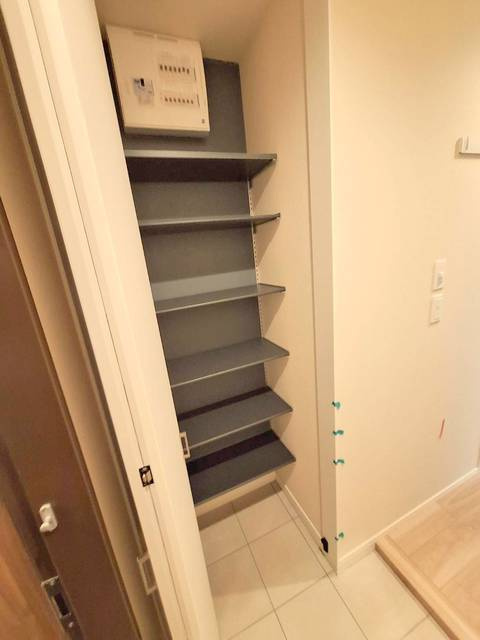 メゾングリシーヌ中神の玄関