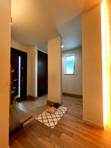 里塚緑ヶ丘3丁目の玄関|広々とした玄関は間接照明でオシャレかつ上品な空間に。