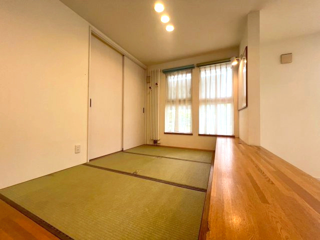 里塚緑ヶ丘3丁目の和室|小上がり畳スペース。
段差部分は収納として有効活用されております。