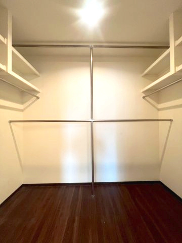 里塚緑ヶ丘3丁目の収納|洋室①には大容量ウォークインクローゼット付き。