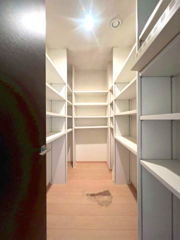 里塚緑ヶ丘3丁目の収納|納戸あり。
荷物が多くても安心な収納力。