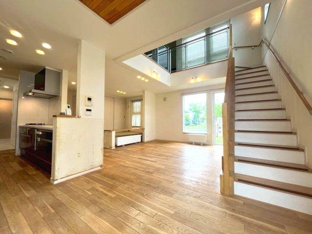 里塚緑ヶ丘3丁目の居間・リビング|木のぬくもりを感じる無垢フローリング。
リビング階段で家族のコミュニケーションもはかどります！