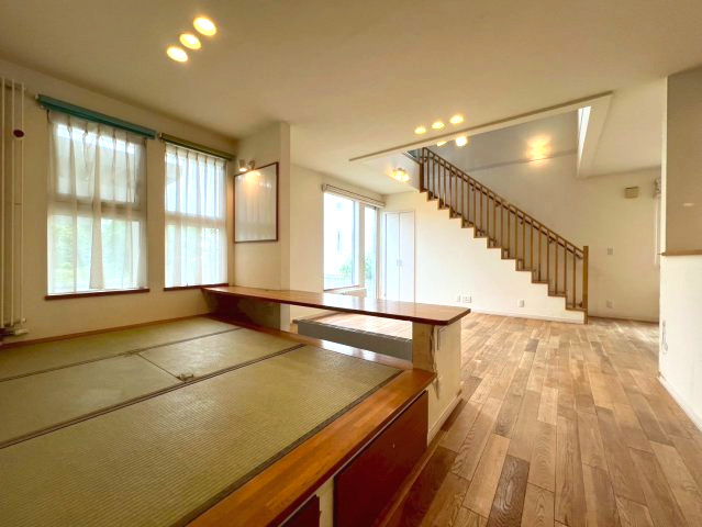 里塚緑ヶ丘3丁目の居間・リビング|小上がり畳スペースは使い方色々♪