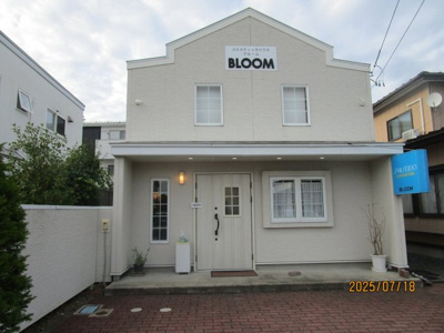 【外観】 | 矢巾町又兵エ新田売店舗 | 白い外壁にインターロッキング