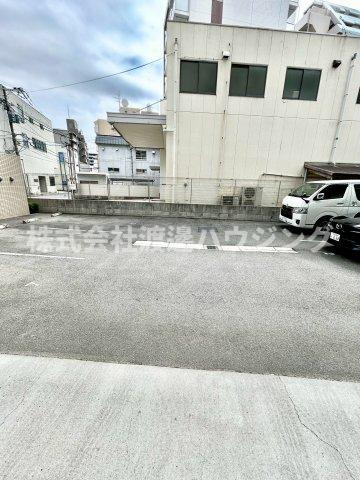 Welina江坂の駐車場