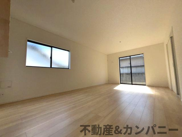 クレイドルガーデン溝辺1号棟　新築建売分譲地(全2棟)　松山市溝辺第2の居間・リビング|ゆったりとしたリビングです
