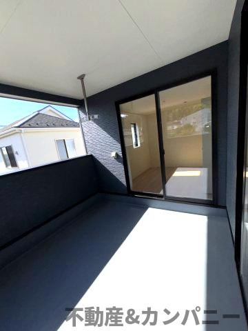 クレイドルガーデン溝辺1号棟　新築建売分譲地(全2棟)　松山市溝辺第2のバルコニー|開放的で明るい空間を演出してくれるバルコニーです