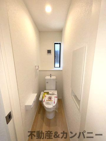 クレイドルガーデン溝辺1号棟　新築建売分譲地(全2棟)　松山市溝辺第2のトイレ|落ち着いた色調のトイレです