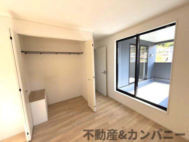 クレイドルガーデン溝辺　新築建売分譲地(全2号地)　松山市溝辺第2-1号地の玄関|収納もある玄関です