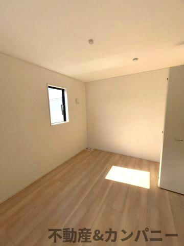 クレイドルガーデン溝辺　新築建売分譲地(全2号地)　松山市溝辺第2-1号地の洋室|明るい洋室です