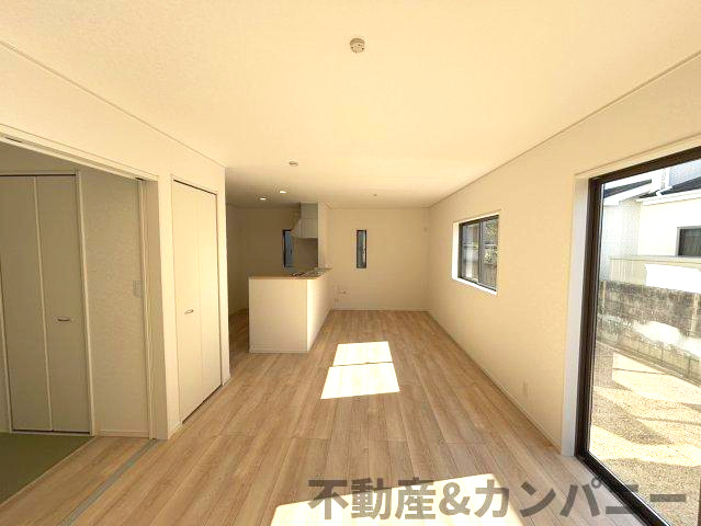 クレイドルガーデン溝辺　新築建売分譲(全2号地)　松山市溝辺第2-2号地の居間・リビング|ゆったりとした居間です