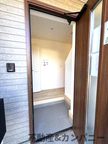 クレイドルガーデン溝辺　新築建売分譲(全2号地)　松山市溝辺第2-2号地の玄関|明るい玄関です