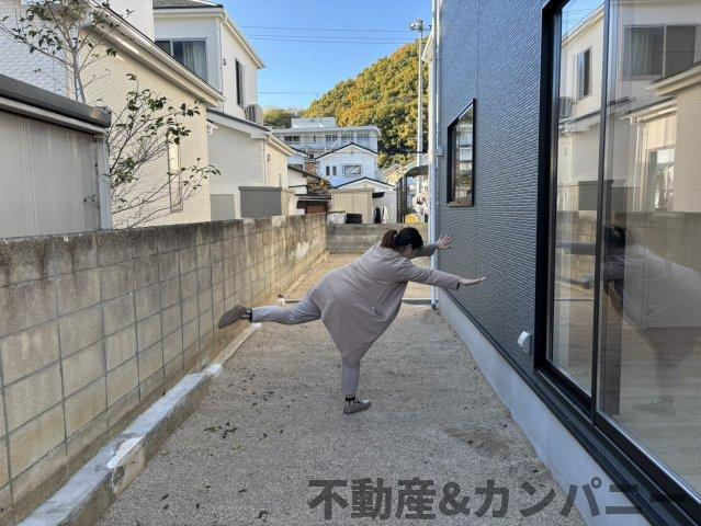 クレイドルガーデン溝辺　新築建売分譲(全2号地)　松山市溝辺第2-2号地の玄関|収納もある玄関です