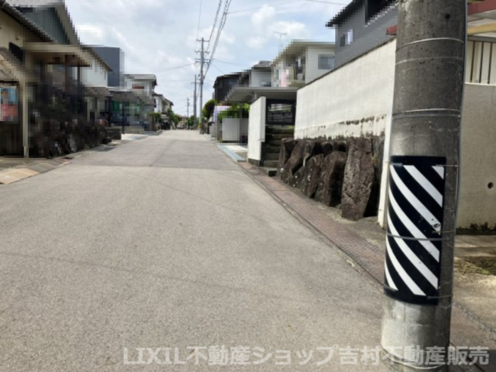 各務原市つつじが丘2丁目 売地の前面道路含む現地写真