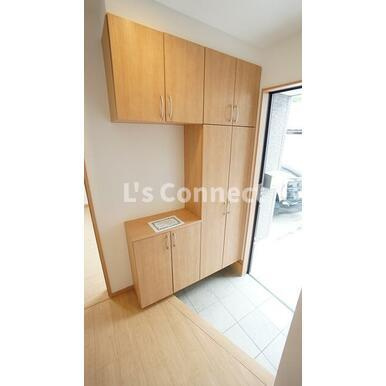 【玄関】 | アントレ長町 | 背の高い下駄箱で靴も収納できます。