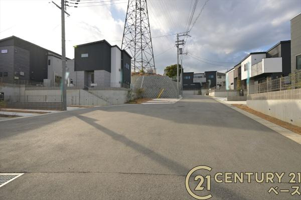 奈良市北登美ケ丘６丁目 ５号棟 ／一戸建の前面道路含む現地写真|■現地集合でのご見学も可能です。お気軽にお問い合わせくださいませ。■