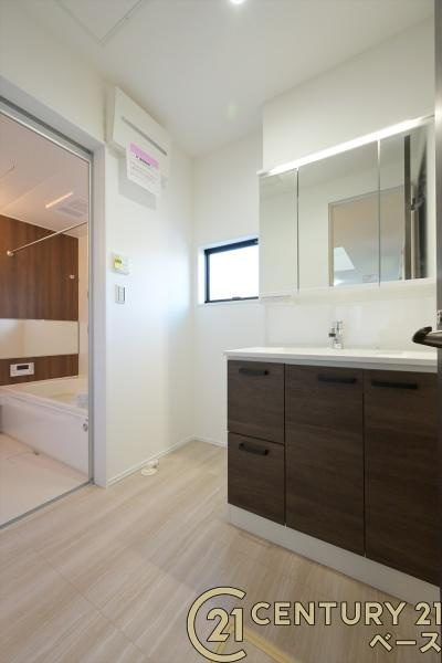 奈良市北登美ケ丘６丁目 ６号棟 ／一戸建の独立洗面台|■現地撮影写真■三面鏡タイプのミラーキャビネット！収納スペースも豊富です！