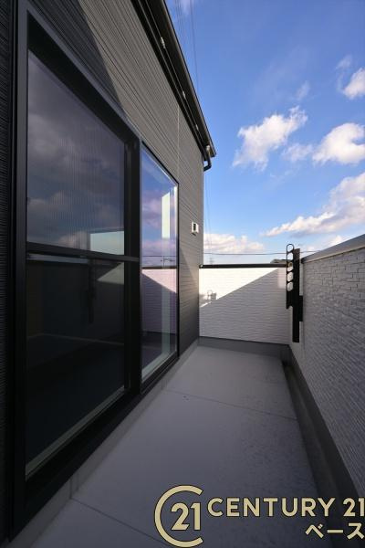 奈良市北登美ケ丘６丁目 ６号棟 ／一戸建のバルコニー|■現地撮影写真■眺望良好な広々バルコニーで気分も晴れやか！