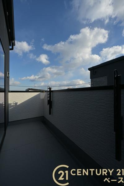 奈良市北登美ケ丘６丁目 ６号棟 ／一戸建のバルコニー|■現地撮影写真■日当たりのよいバルコニー完備！