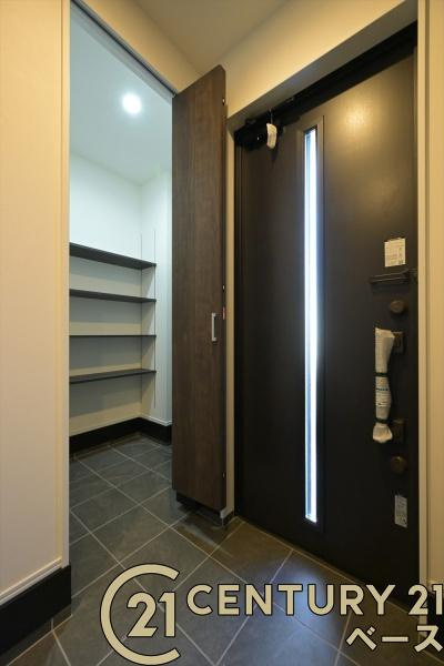 奈良市北登美ケ丘６丁目 ６号棟 ／一戸建の玄関|■現地撮影写真■玄関横のスペースには、ベビーカー等の大型荷物を収納可能！