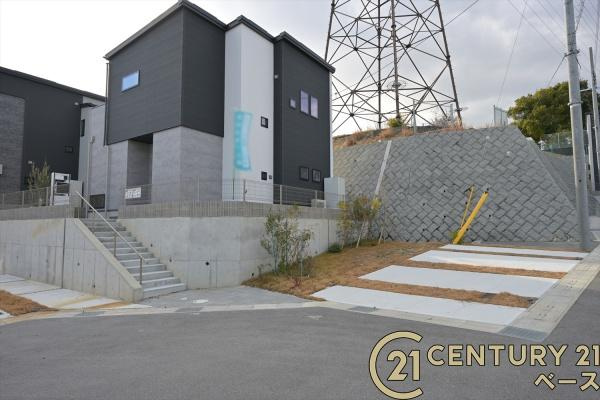 奈良市北登美ケ丘６丁目 ６号棟 ／一戸建の駐車場|■現地撮影写真■広々とした駐車スペースを完備！