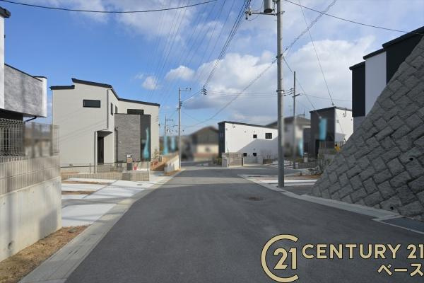 奈良市北登美ケ丘６丁目 ６号棟 ／一戸建の前面道路含む現地写真|■現地撮影写真■前面道路は開放感溢れる広さです！
