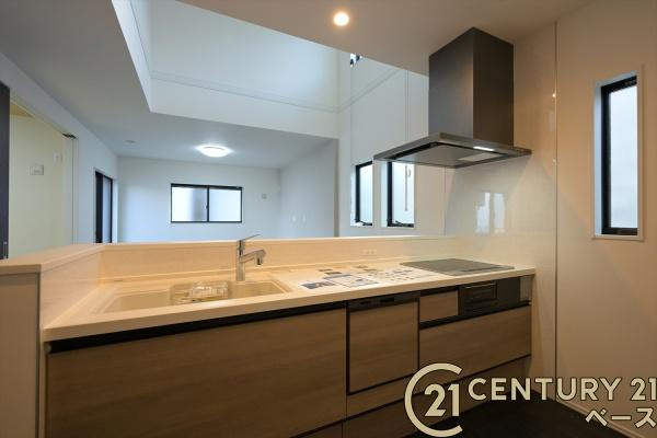 奈良市北登美ケ丘６丁目 ６号棟 ／一戸建のキッチン|■現地撮影写真■ＩＨコンロでお掃除楽々！火を使わないため安心安全です！