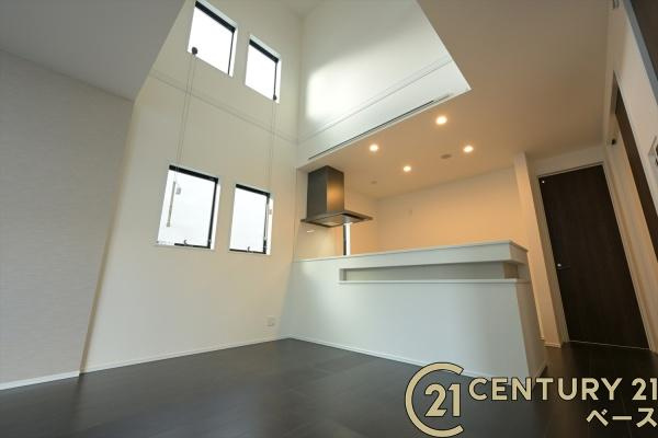 奈良市北登美ケ丘６丁目 ６号棟 ／一戸建の居間・リビング|■現地撮影写真■吹き抜けを設け、明るさと開放感にあふれた広々したリビングです！