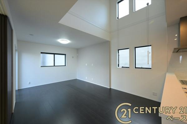 奈良市北登美ケ丘６丁目 ６号棟 ／一戸建の居間・リビング|■現地撮影写真■ご家族でくつろいでいただける広々したリビングです！