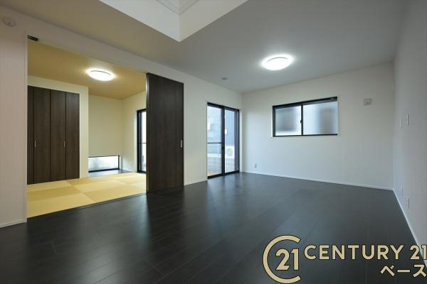 奈良市北登美ケ丘６丁目 ６号棟 ／一戸建の居間・リビング|■現地撮影写真■家族団欒も快適な１７帖の広々としたリビング！