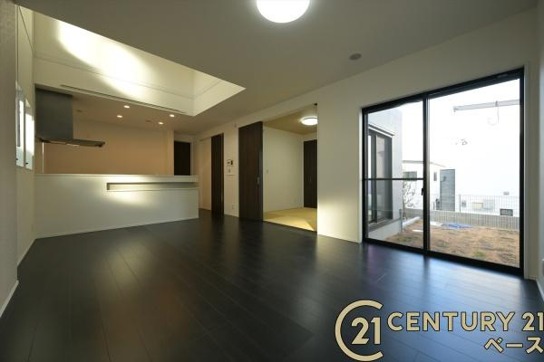 奈良市北登美ケ丘６丁目 ６号棟 ／一戸建の居間・リビング|■現地撮影写真■家族とのコミュニケーションがとりやすい人気のカウンターキッチン！