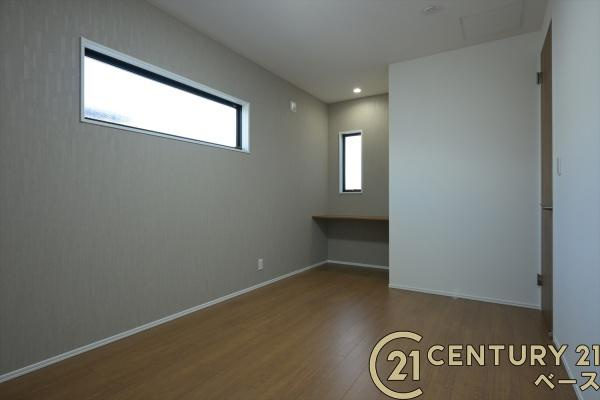 奈良市北登美ケ丘６丁目 ７号棟 ／一戸建の洋室|■現地撮影写真■主寝室にはカウンターを完備！多用途でご利用いただけます！