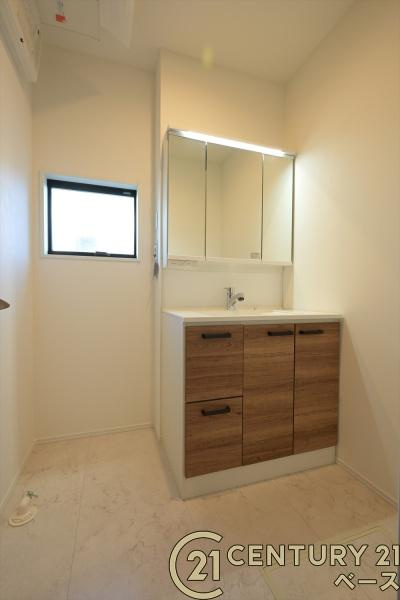 奈良市北登美ケ丘６丁目 ７号棟 ／一戸建の独立洗面台|■現地撮影写真■三面鏡タイプのミラーキャビネット！収納スペースも豊富です！