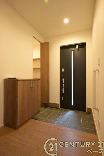 奈良市北登美ケ丘６丁目 ７号棟 ／一戸建の玄関|■現地撮影写真■すっきりとした明るい玄関が家族やお客様を迎えてくれます！