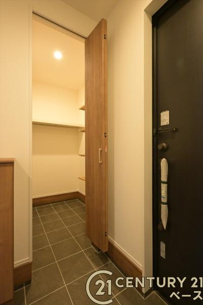 奈良市北登美ケ丘６丁目 ７号棟 ／一戸建の玄関|■現地撮影写真■玄関横のスペースには、ベビーカーやアウトドア用品等を帰宅後そのまま収納することが可能となっております！