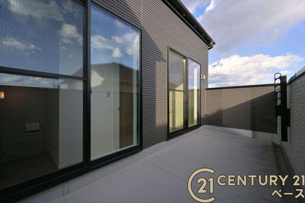 奈良市北登美ケ丘６丁目 ７号棟 ／一戸建のバルコニー|■現地撮影写真■眺望良好な広々バルコニーで気分も晴れやか！