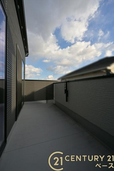 奈良市北登美ケ丘６丁目 ７号棟 ／一戸建のバルコニー|■現地撮影写真■日当たりのよいバルコニー完備！