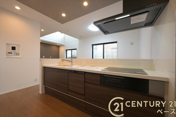 奈良市北登美ケ丘６丁目 ７号棟 ／一戸建のキッチン|■現地撮影写真■ＩＨコンロでお掃除楽々！火を使わないため安心安全です！