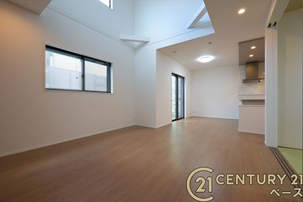 奈良市北登美ケ丘６丁目 ７号棟 ／一戸建の居間・リビング|■現地撮影写真■家族団欒も快適な１８帖の広々としたリビング！