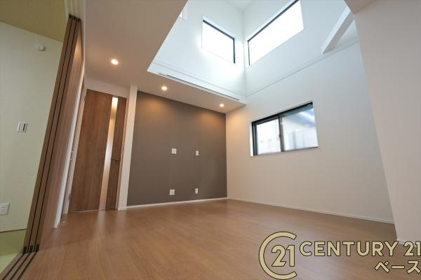 奈良市北登美ケ丘６丁目 ７号棟 ／一戸建の居間・リビング|■現地撮影写真■吹き抜けを設け、明るさと開放感にあふれた広々したリビングです！