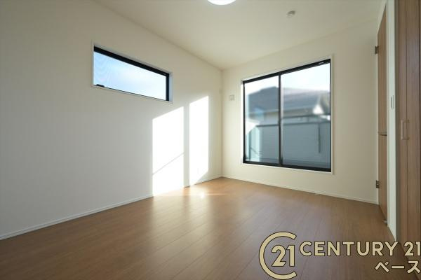 奈良市北登美ケ丘６丁目 ７号棟 ／一戸建の洋室|■現地撮影写真■バルコニーに面した開放感のあるお部屋です！