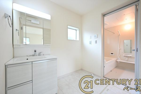 リーブルガーデン浅古 ２号棟 ／新築一戸建の独立洗面台|■現地撮影写真■三面鏡タイプのミラーキャビネット！収納スペースも豊富です！