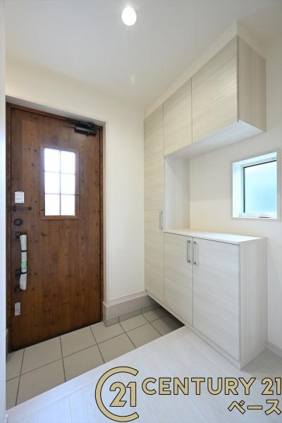 リーブルガーデン浅古 ２号棟 ／新築一戸建の玄関|■現地撮影写真■すっきりとした明るい玄関が家族やお客様を迎えてくれます！