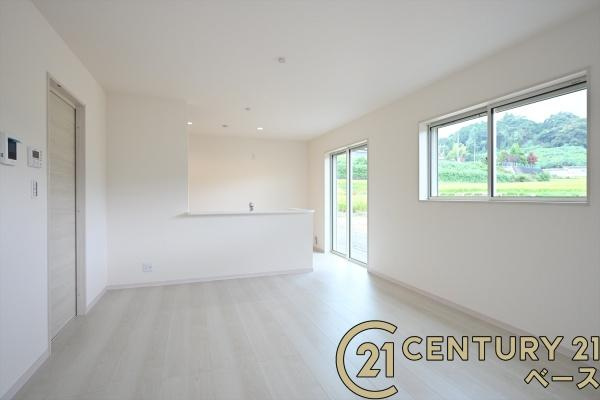 リーブルガーデン浅古 ２号棟 ／新築一戸建の居間・リビング|■現地撮影写真■家計と環境に優しい！一部窓には断熱性・保温性に優れたペアガラスを使用しています！