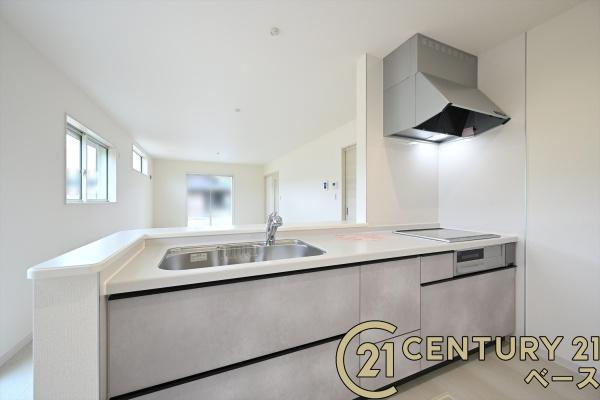 リーブルガーデン浅古 ２号棟 ／新築一戸建のキッチン|■現地撮影写真■広々キッチンで快適にお料理！便利な収納スペースも完備！