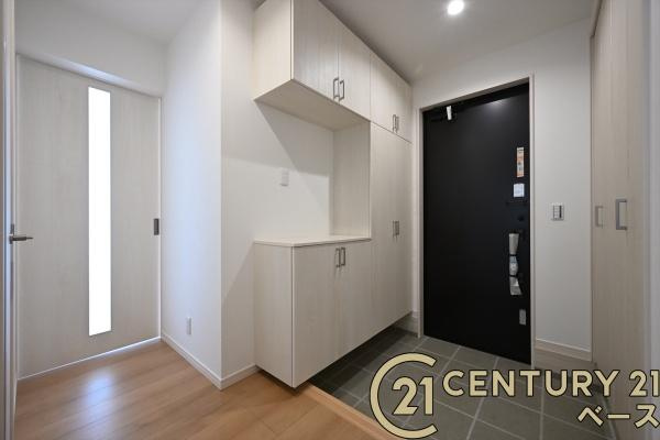 天理市三島町 １号地 ／新築一戸建の玄関|■現地撮影写真■玄関には大容量シューズボックス完備！