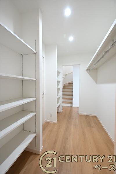 天理市三島町 １号地 ／新築一戸建の収納|■現地撮影写真■一階にはファミリークローゼットがあります！