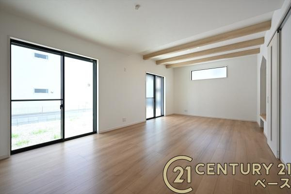 天理市三島町 １号地 ／新築一戸建の居間・リビング|■現地撮影写真■ご家族でくつろいでいただける約２０帖の広々としたリビング！