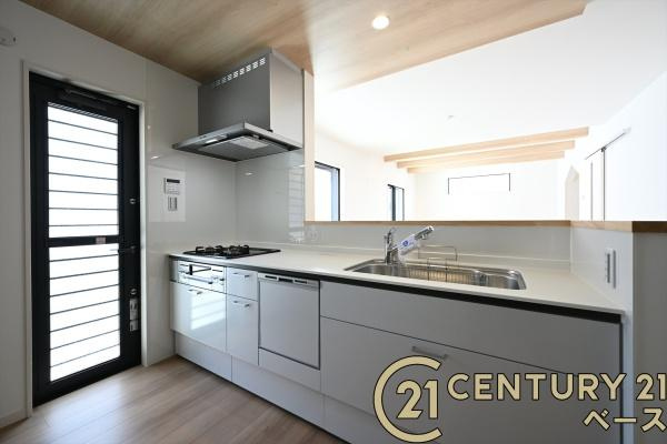 天理市三島町 １号地 ／新築一戸建のキッチン|■現地撮影写真■家族とのコミュニケーションがとりやすい人気のカウンターキッチン！