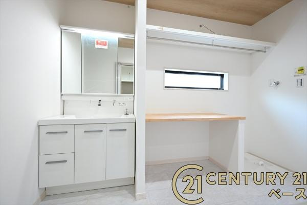 天理市三島町 １号地 ／新築一戸建の独立洗面台|■現地撮影写真■三面鏡タイプのミラーキャビネット！収納スペースも豊富です！
